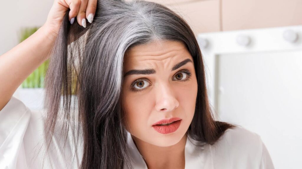 Cinco tintas sem amônia que apagam os fios brancos em poucos minutos