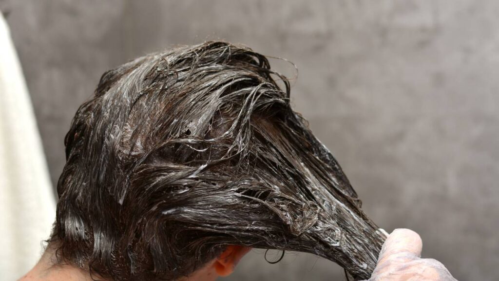 Cinco tintas sem amônia que apagam os fios brancos em poucos minutos