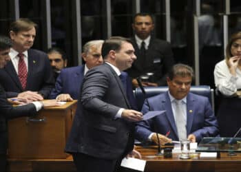 Flávio Bolsonaro cotado para Presidência vira alvo de decisão de Moraes