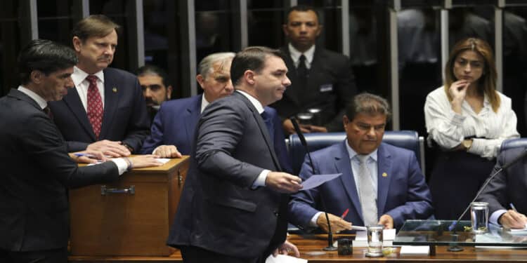 Flávio Bolsonaro cotado para Presidência vira alvo de decisão de Moraes