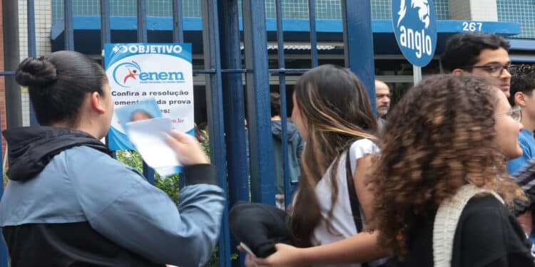 Tema da redação do Enem 2025 aborda o envelhecimento e desafios da sociedade brasileira