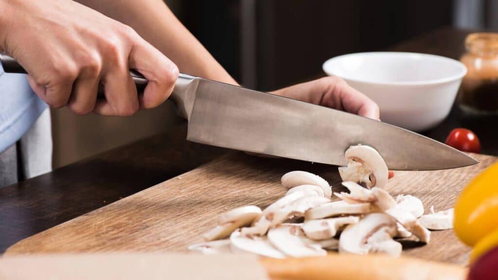 O truque da cerâmica para afiar facas em casa que ainda funciona muito bem