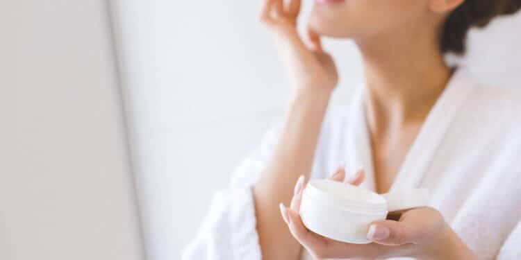 Máscaras faciais noturnas para mulheres 40+ que restaura a juventude e o viço da pele