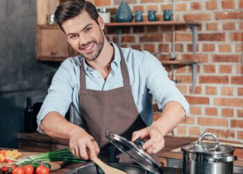 Encontre formas práticas para organizar e otimizar sua cozinha facilmente. // Créditos: depositphotos.com / AlexLipa