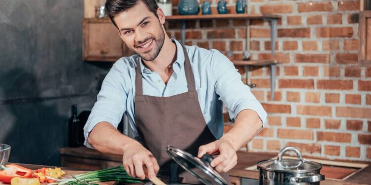 Encontre formas práticas para organizar e otimizar sua cozinha facilmente. // Créditos: depositphotos.com / AlexLipa