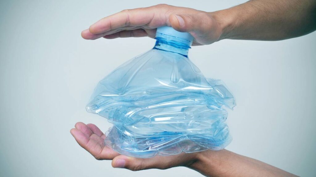 O truque com garrafa pet que evitar insetos subindo pelo ralo de casa