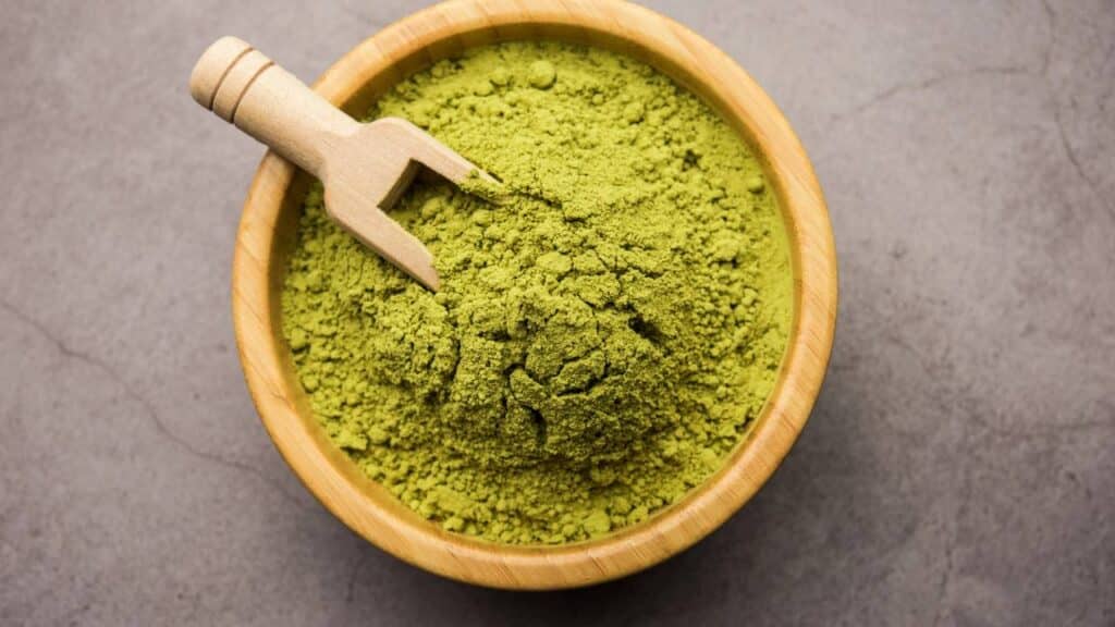 Adeus aos cabelos brancos com essas 3 plantas antigas que tingem sem química