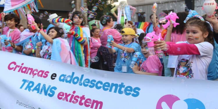 Governo apaga vídeo com criança trans após alegação de exposição indevida