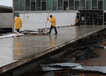 Temporal derruba estrutura de festa universitária em SP e deixa vítimas