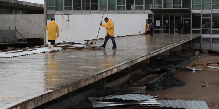 Temporal derruba estrutura de festa universitária em SP e deixa vítimas