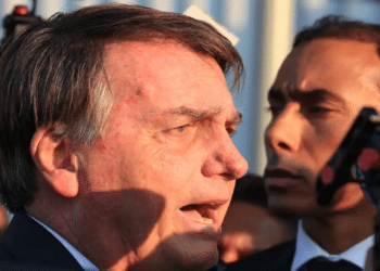 Bolsonaro relata surto em audiência e nega intenção de fuga