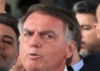 Violação força troca da tornozeleira de Bolsonaro durante a madrugada