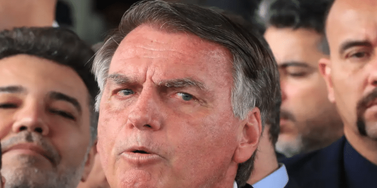 Violação força troca da tornozeleira de Bolsonaro durante a madrugada