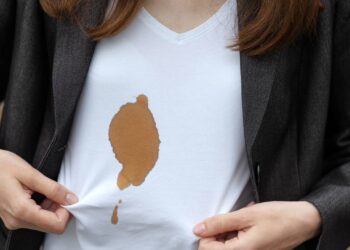 Manchou a roupa com molho de tomate? Tem um jeito simples de salvar a peça