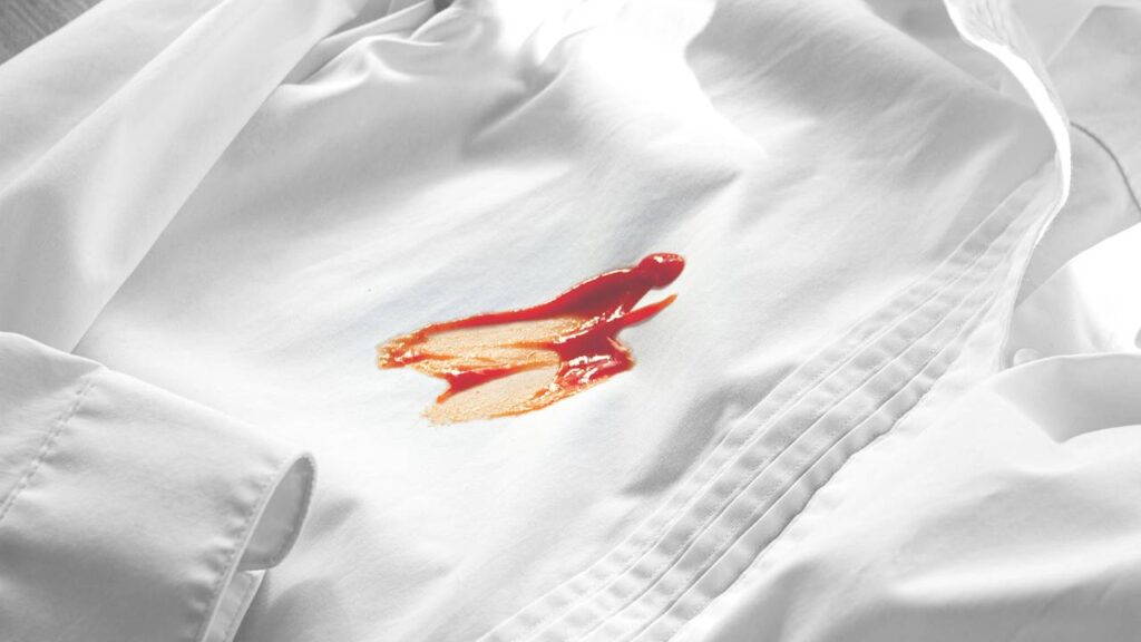 Manchou a roupa com molho de tomate? Tem um jeito simples de salvar a peça