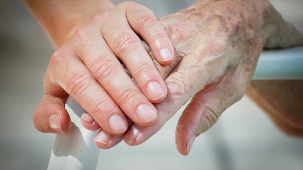 Essa misturinha com erva natural evita o envelhecimento das mãos com uma simples esfoliação