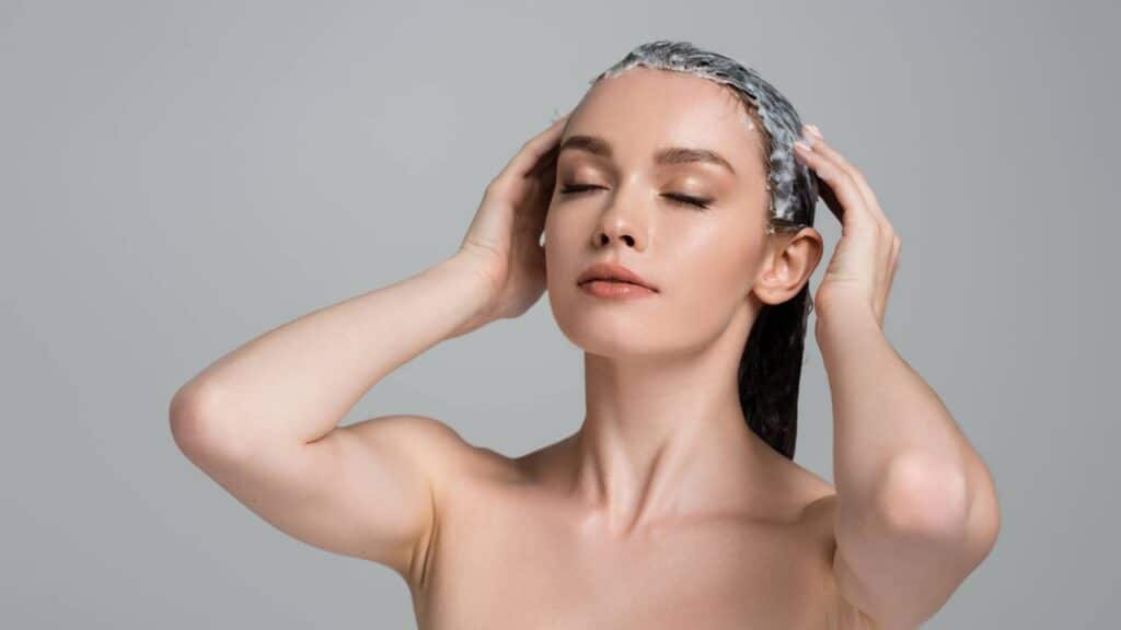 Sem tinta e sem ressecamento: 5 shampoos baratos que ajudam a esconder os brancos sem química pesada nos fios