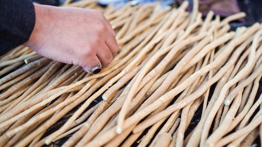 A planta milenar que está voltando a ser usada para escovar os dentes