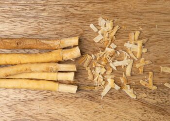 A planta milenar que está voltando a ser usada para escovar os dentes