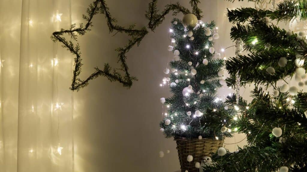 As melhores 4 ideias criativas para fazer sua árvore de Natal sustentável sem gastar