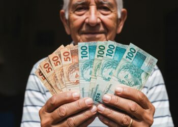 Idoso com notas de dinheiro em mãos