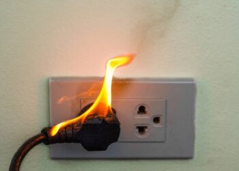 Desligar a antena de televisão durante tempestades e chuva e pode salvar a sua casa de incêndios