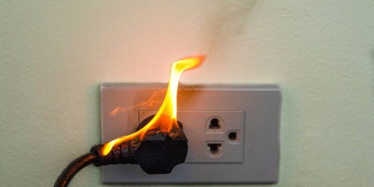 Você está arriscando sua vida e sua casa ao deixar esses eletrodomésticos ligados durante tempestades