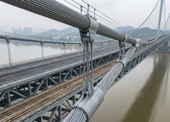 Maior ponte suspensa do mundo é inaugurada com 10 quilômetros, seis faixas e trilhos para alta velocidade