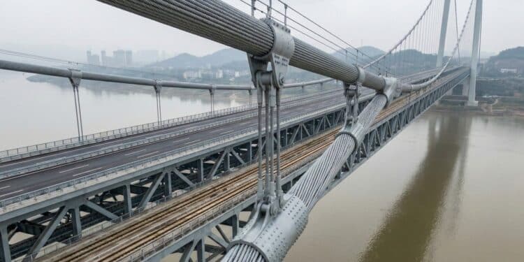 Maior ponte suspensa do mundo é inaugurada com 10 quilômetros, seis faixas e trilhos para alta velocidade