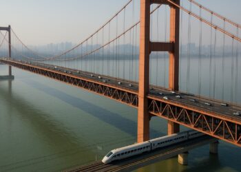 Inaugurada a maior ponte suspensa do mundo com 10 quilômetros de extensão, seis pistas e trilhos para trens de alta velocidade