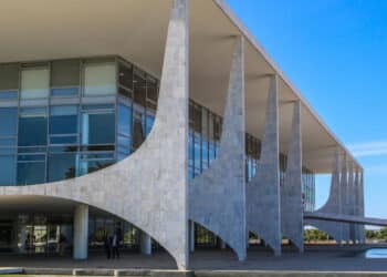 Governo amplia número de cargos e alcança marca de 50 mil comissionados