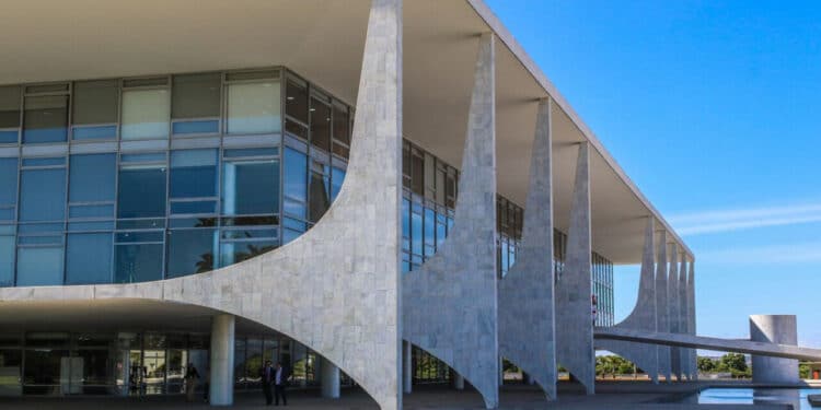 Governo amplia número de cargos e alcança marca de 50 mil comissionados