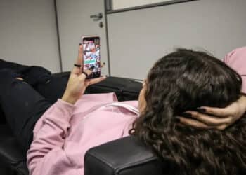 Austrália restringe acesso a redes sociais para menores de 16 anos