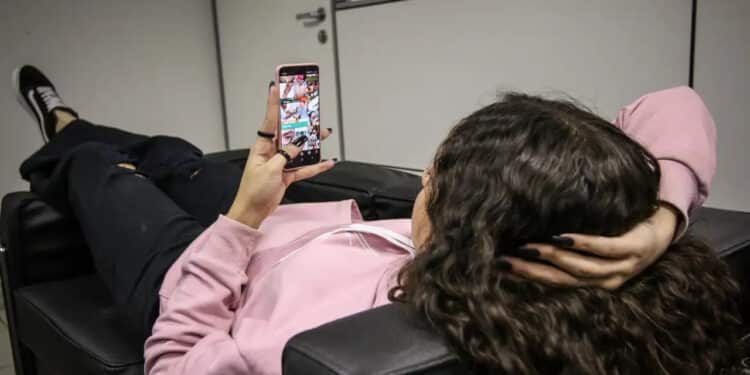 Austrália restringe acesso a redes sociais para menores de 16 anos