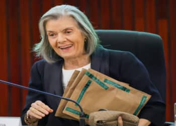 Cármen compara ditadura a erva daninha que precisa ser eliminada