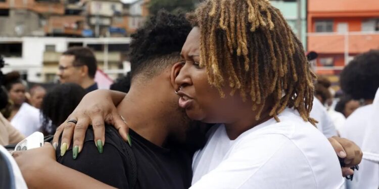 Aprovação à megaoperação no Rio chega a 80% entre moradores de favelas