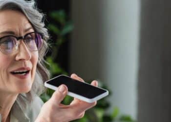 Está com as mãos ocupadas? Aprenda a enviar mensagens no WhatsApp só com a voz