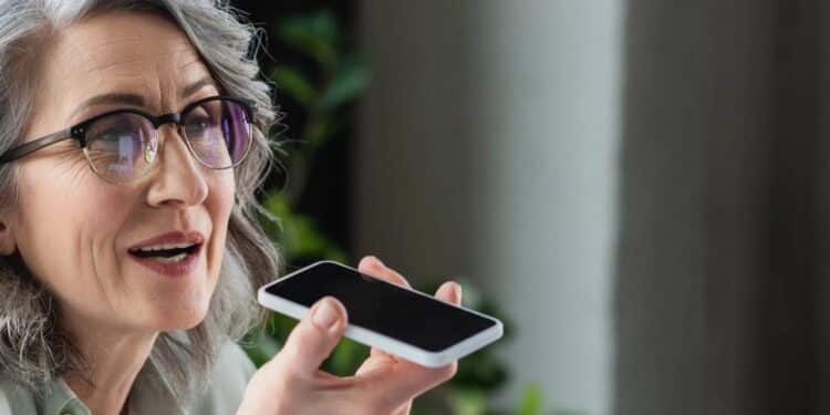 Está com as mãos ocupadas? Aprenda a enviar mensagens no WhatsApp só com a voz