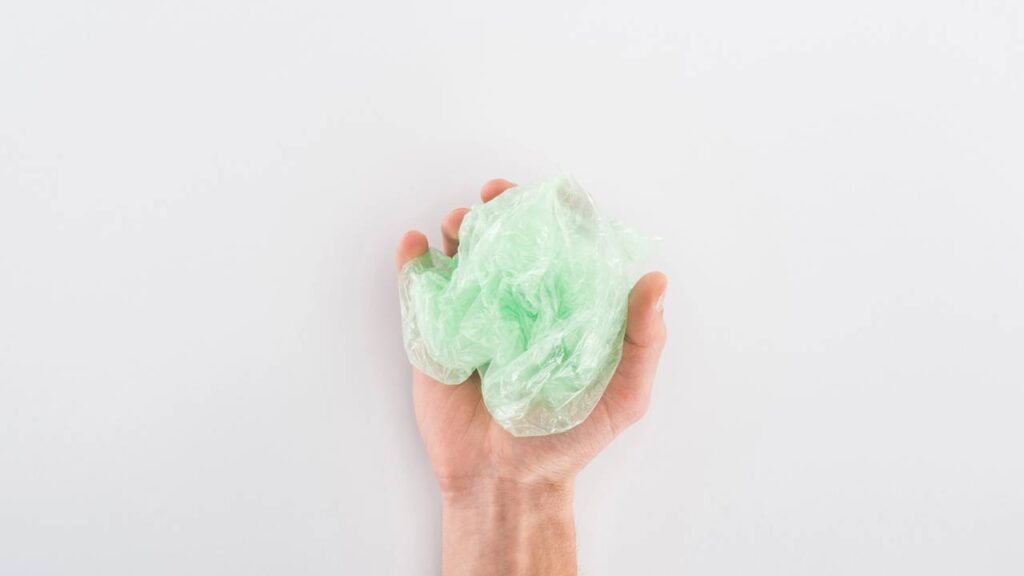 O truque que viralizou no mundo utilizando sacolas plásticas para limpar vidros, espelhos e fogão