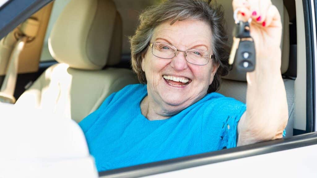 Nova lei garante desconto para idosos na compra de carro zero