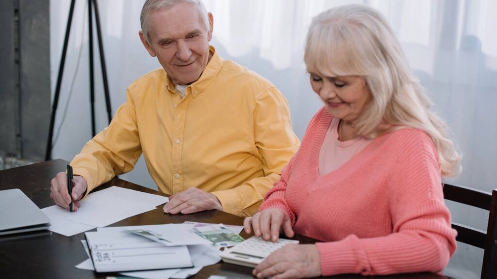 Idosos acima de 60 anos ganham alívio em até 6 tipos de contas essenciais