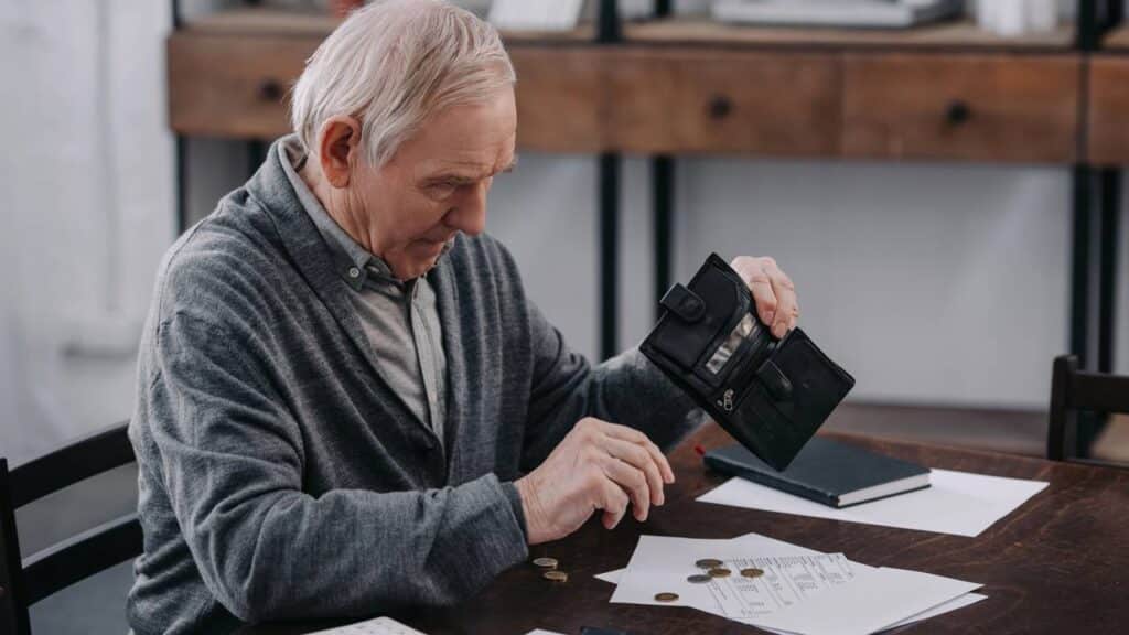 Idosos acima de 60 anos ganham alívio em até 6 tipos de contas essenciais