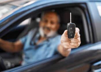 Projeto de lei garante abatimento no valor de veículos zero para idosos