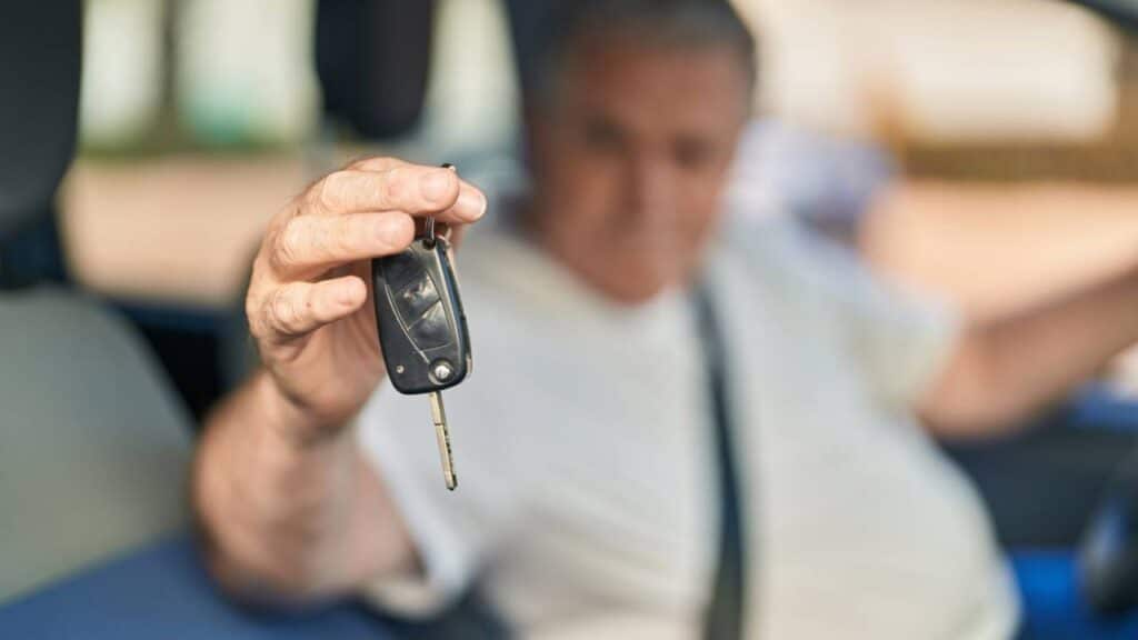 Projeto de lei garante abatimento no valor de veículos zero para idosos