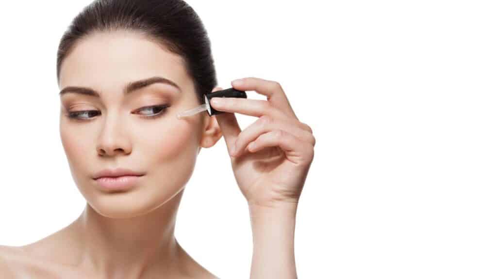 5 séruns de vitamina C que iluminam e uniformizam a pele madura