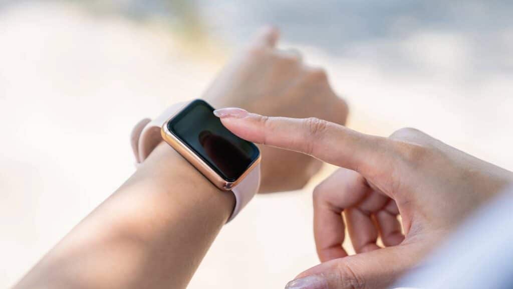 Relógios inteligentes vão além do tempo e ajudam no sono, notificações e saúde com praticidade no dia a dia