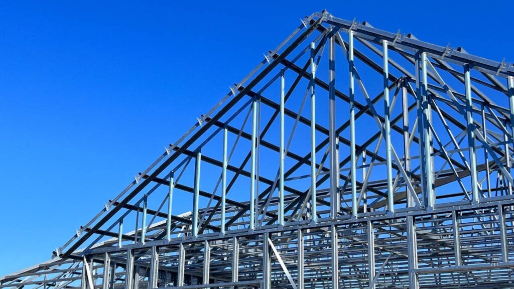 A casa de aço que está chamando atenção por oferecer obra limpa, rápida e muito econômica