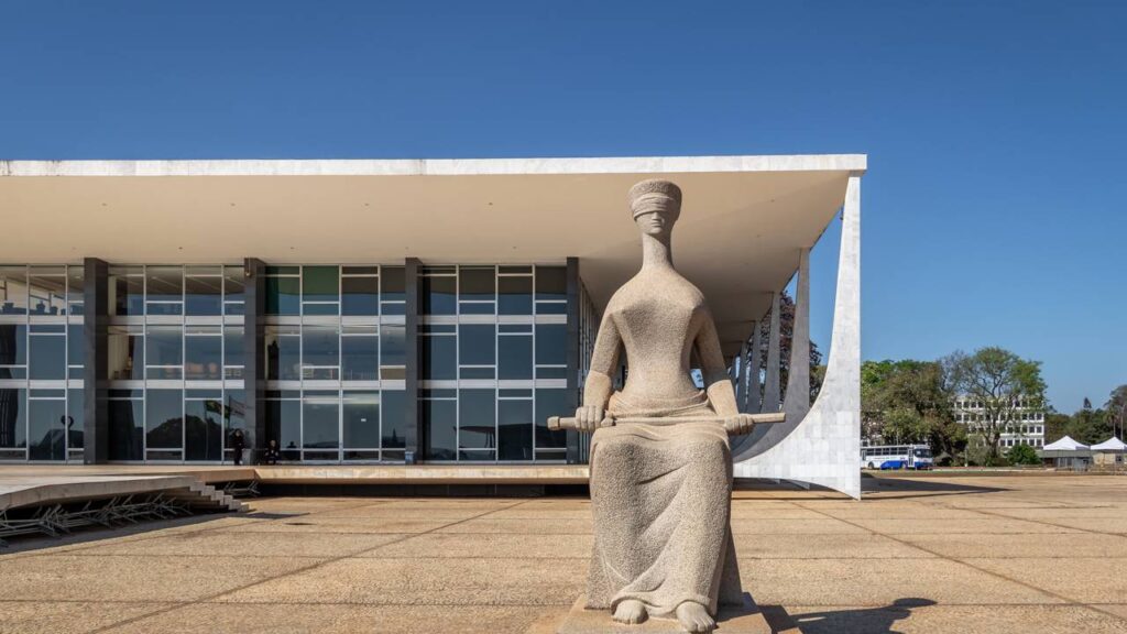 Nova lei permitirá ao governo monitorar e limitar o uso de benefícios por brasileiros