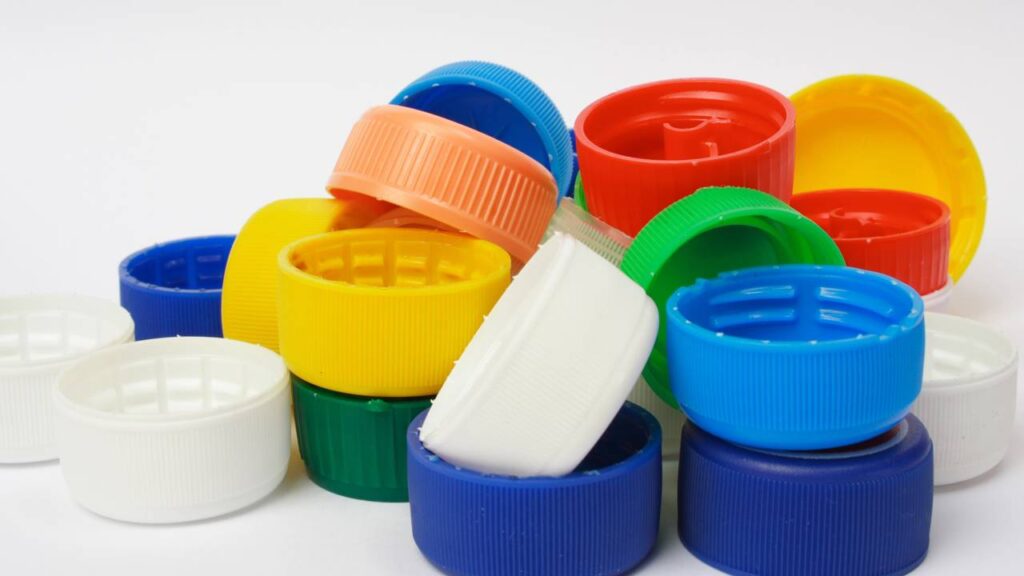 Faça um boneco de neve natalino com tapinhas recicladas e decore com criatividade