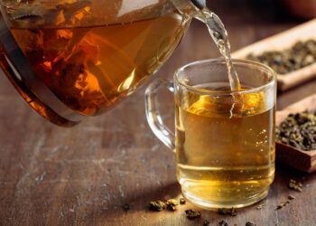 Chá de hortelã com alecrim alivia dores de cabeça graças a seus compostos analgésicos e anti-inflamatórios. // Créditos: depositphotos.com / igorr1